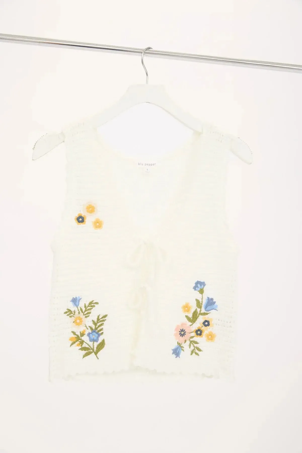 Blu Pepper Sunny Vibes Vest – Cropped Crochet Cardigan with Floral Embroidery